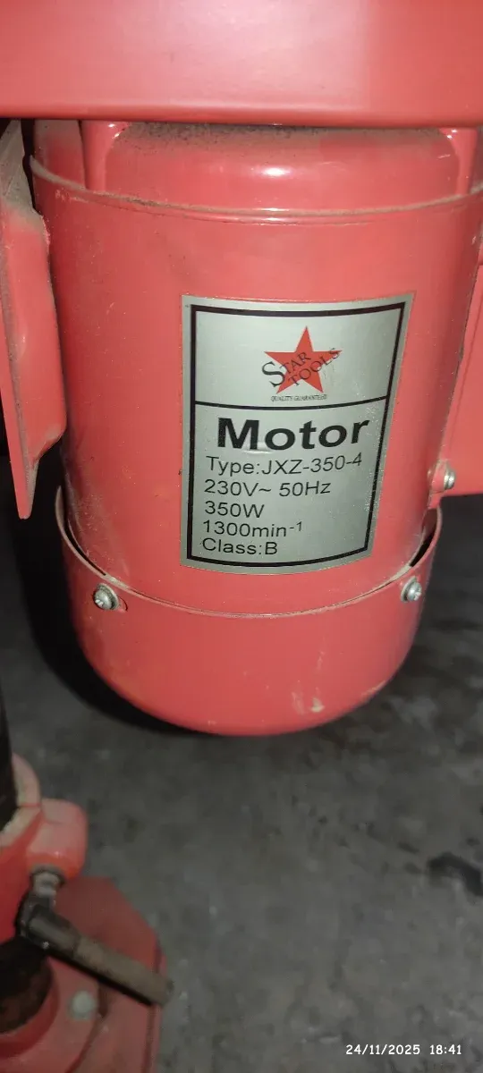 Taladro de mesa vertical rojo