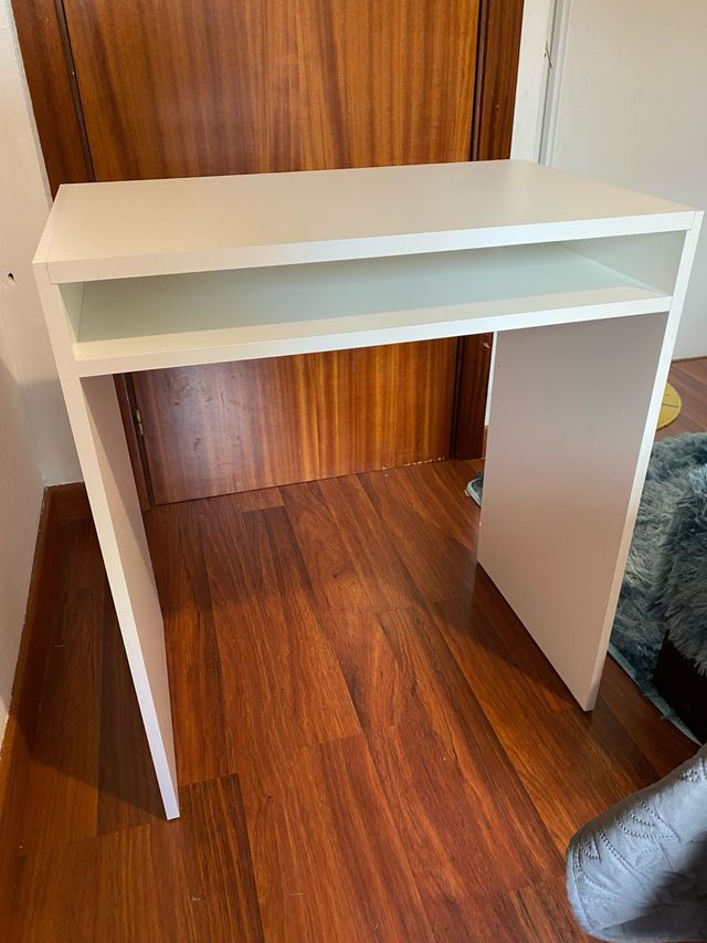 Escritorio blanco con estante