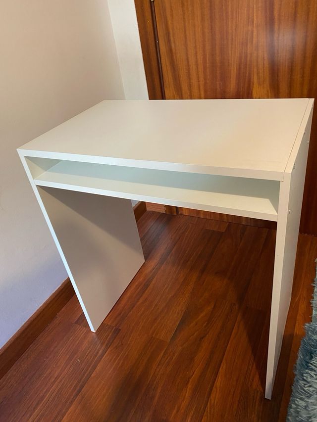 Escritorio blanco con estante
