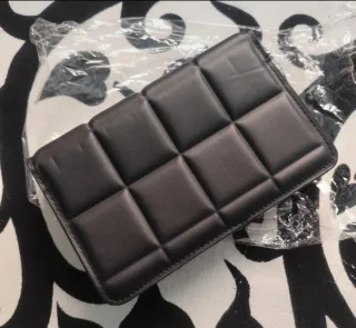 Bolso negro acolchado