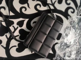 Bolso negro acolchado