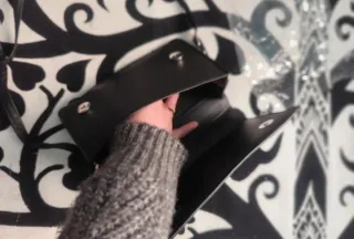 Bolso negro acolchado