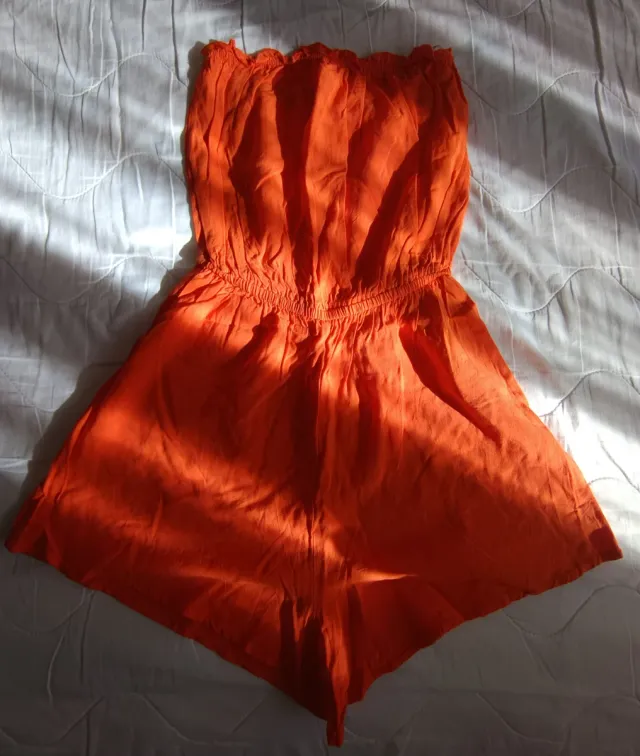 Mono palabra de honor, de color naranja.