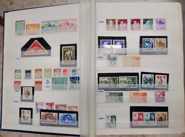 Álbum de Selos Espanha +900 selos novos