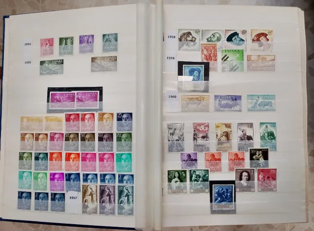 Álbum de Selos Espanha +900 selos novos