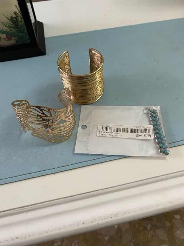 Bracciali dorati e orecchini turchese