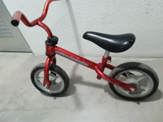 Bicicleta de equilibrio roja
