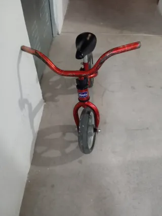 Bicicleta de equilibrio roja