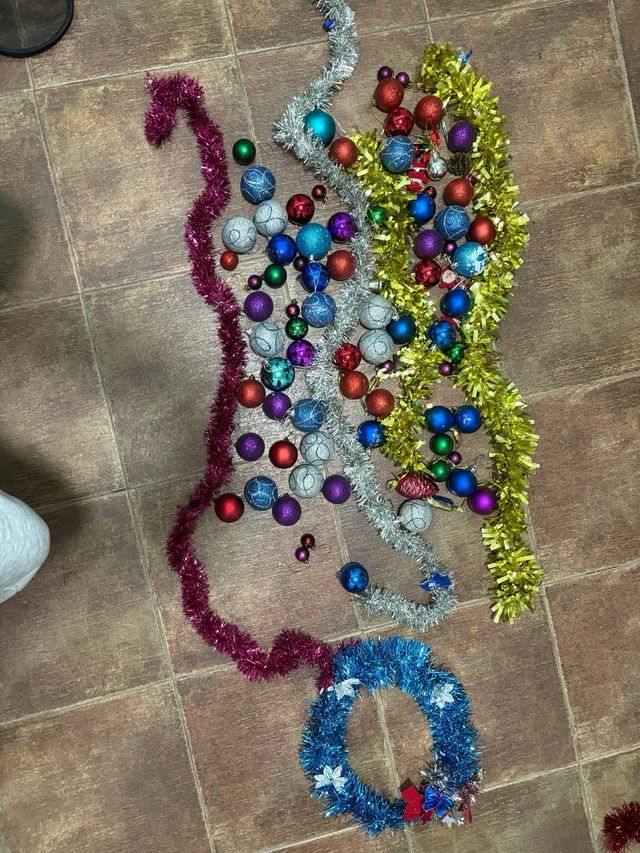 Árbol de Navidad y adornos