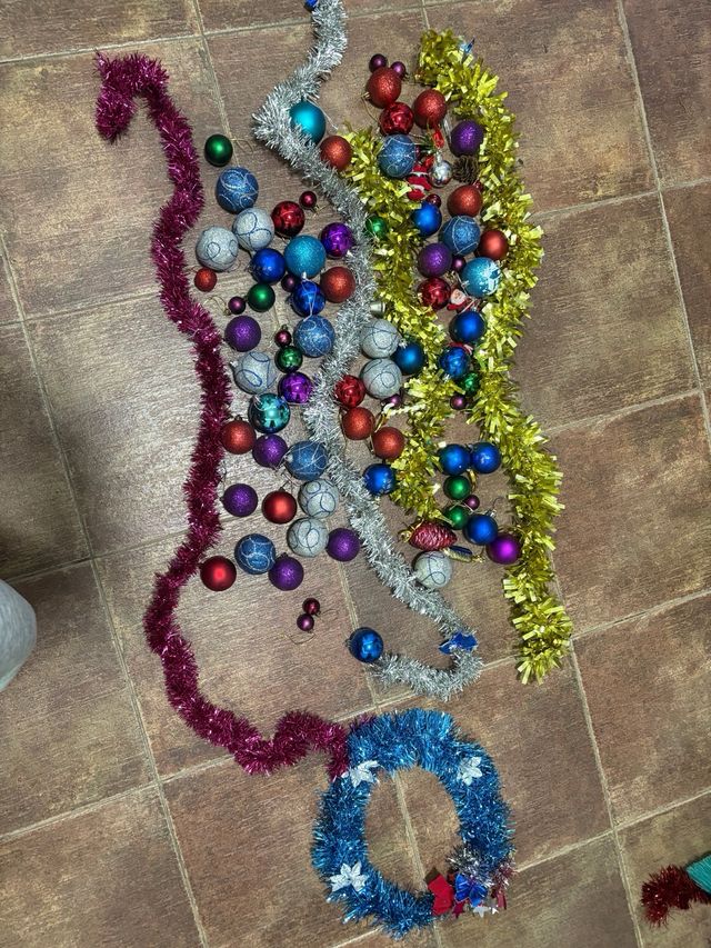 Árbol de Navidad y adornos