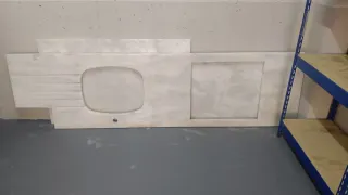 Encimera de mármol con fregadero y desagüe