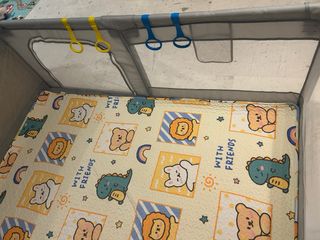 Parque infantil con alfombra infantil