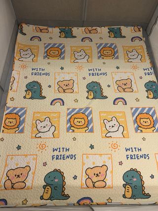 Parque infantil con alfombra infantil