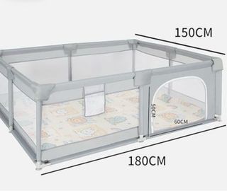Parque infantil con alfombra infantil