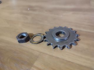 Piñón Salida BMW F650GS 2003 JTF402-16