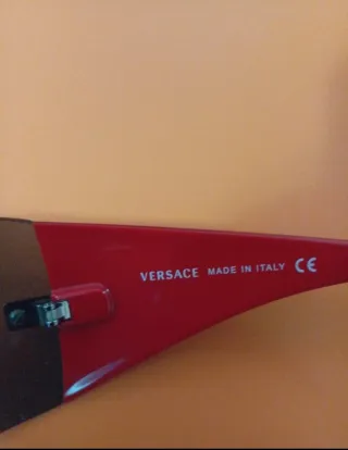 Occhiali da sole Versace nero e rosso