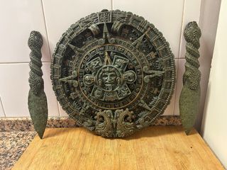 Calendario Azteca y Dagas de Piedra