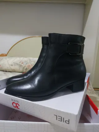 Botines negros con hebilla