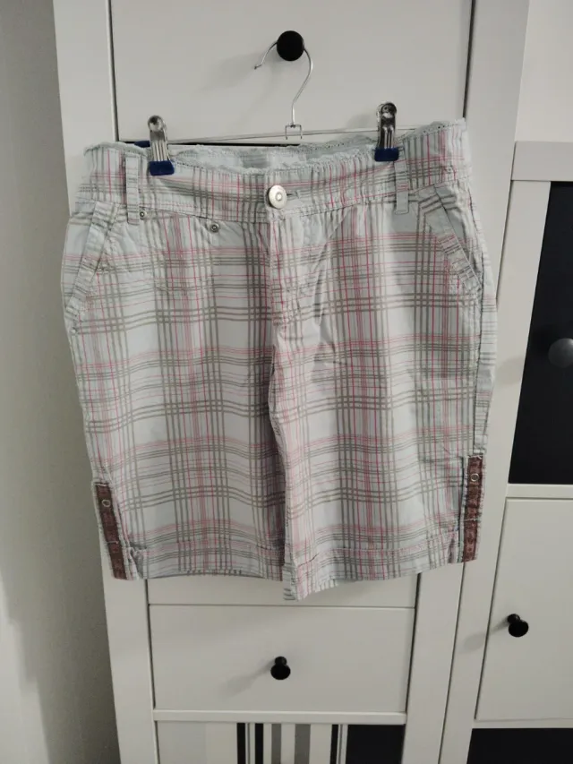 Pantalón corto a cuadros gris y rosa