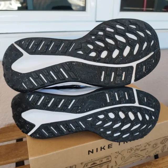Nike Trail Zapatillas Negras y Blancas unisex