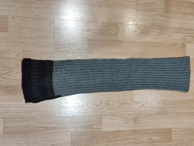 Bufanda de punto gris con rayas moradas