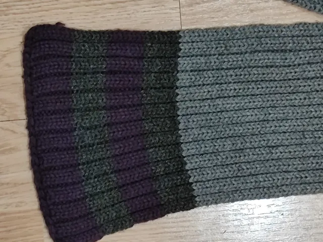 Bufanda de punto gris con rayas moradas