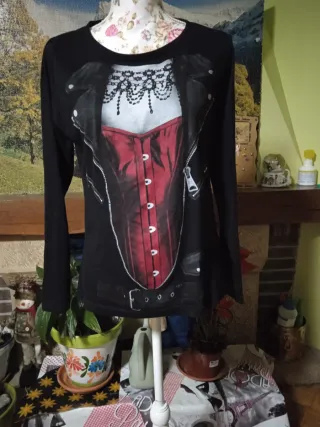 Camiseta estampada rockera