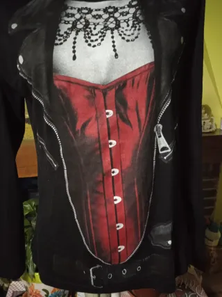 Camiseta estampada rockera