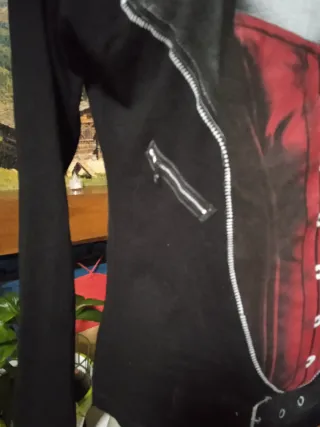 Camiseta estampada rockera