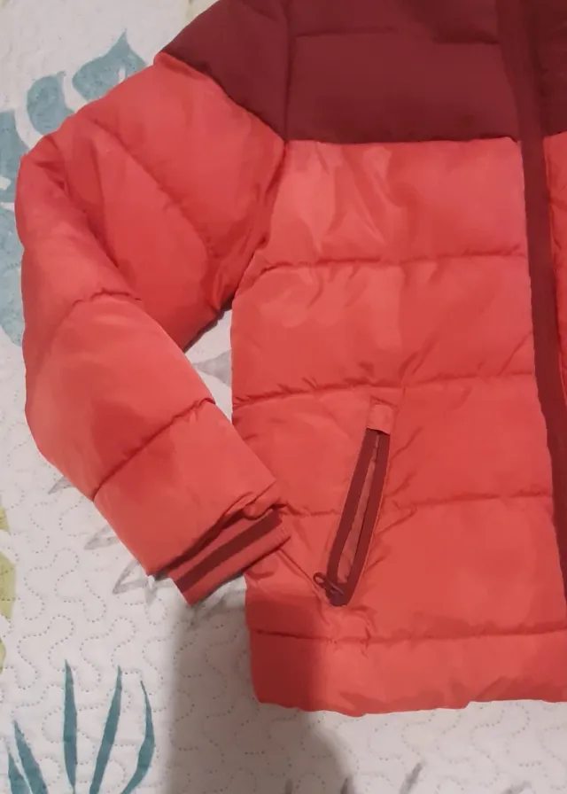 Abrigo naranja con capucha