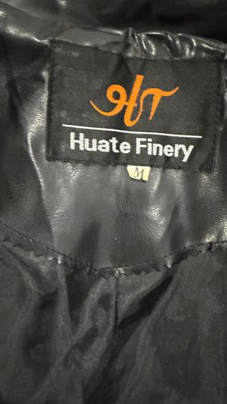 Gabardina efecto charol negra