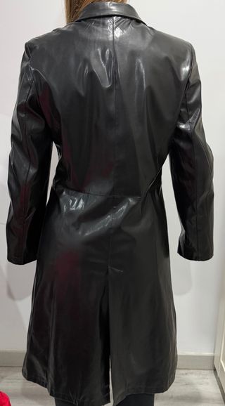 Gabardina efecto charol negra