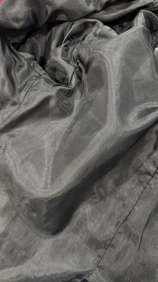 Gabardina efecto charol negra