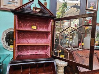 Escrivaninha antiga, em madeira, com alçado - Muit