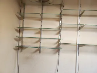 Scaffali di vetro e metallo