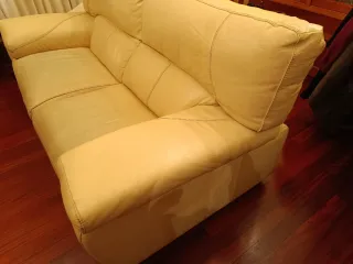 Sofá de piel blanco roto 1,95m X 1m.