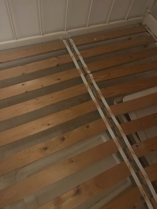 Cama de hierro blanca con barrotes