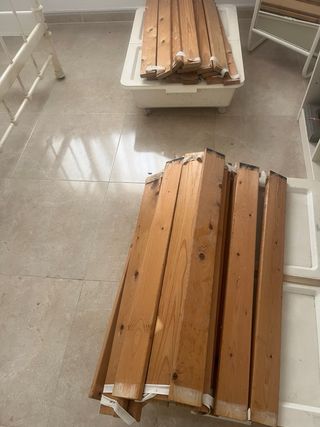 Cama de hierro blanca con barrotes