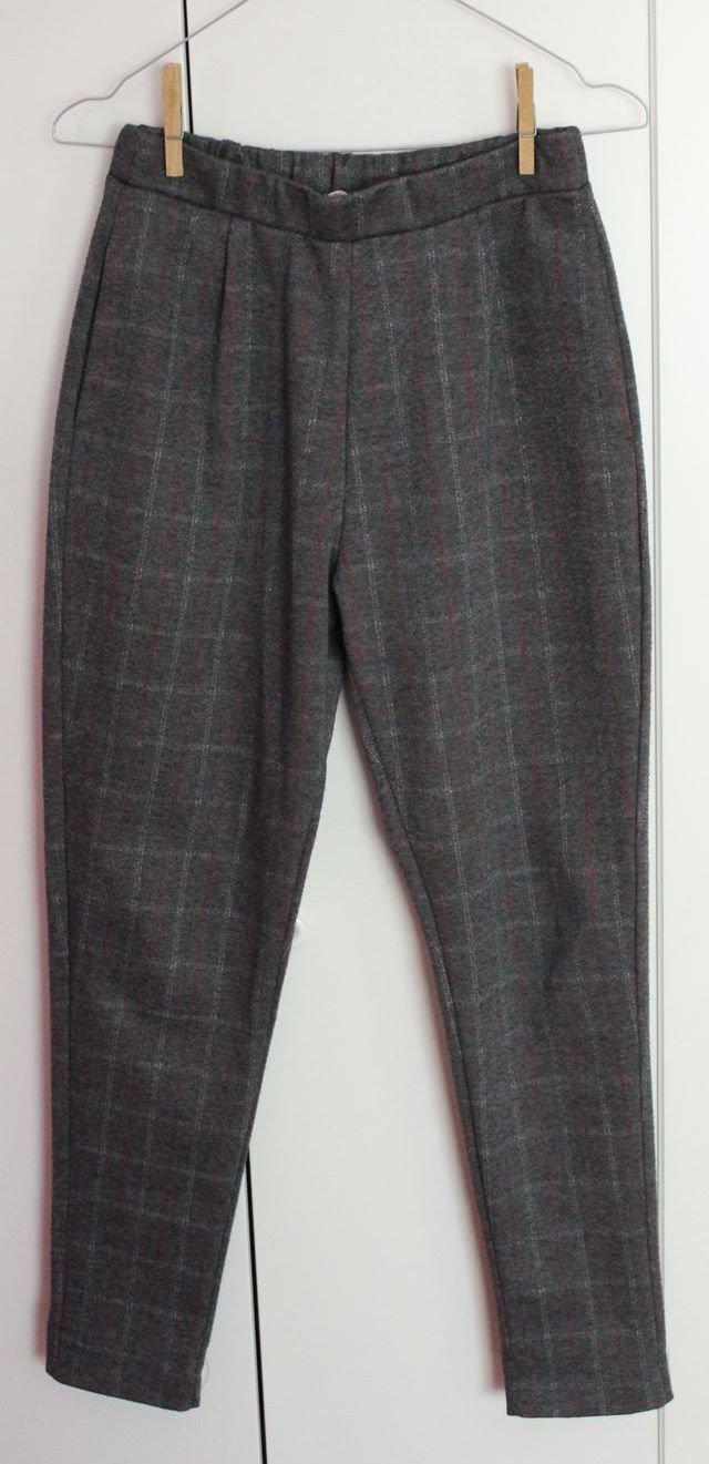 Pantalón cuadros Stradivarius gris y rojo