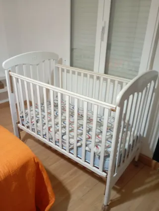 Cuna de madera con colchón