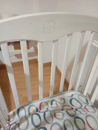 Cuna de madera con colchón