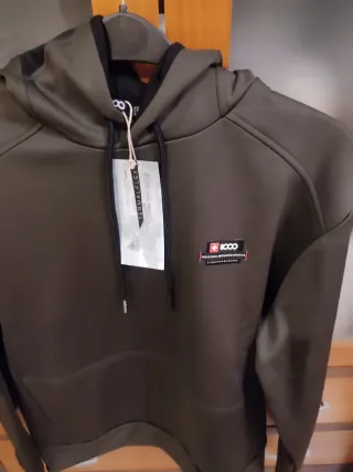 Sudadera verde con capucha