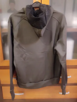 Sudadera verde con capucha