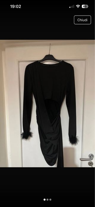 Vestito nero con piume