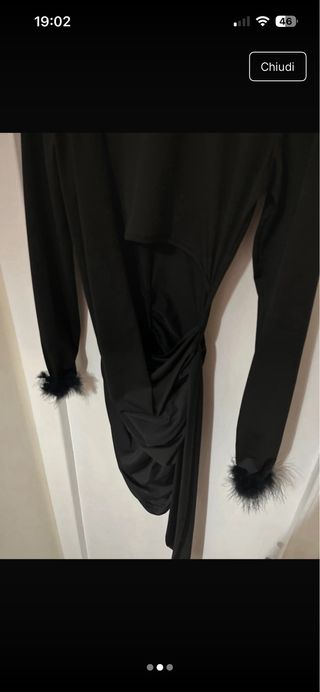 Vestito nero con piume