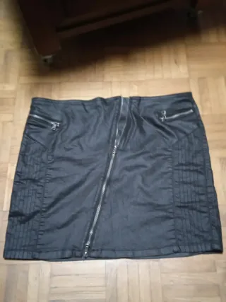 Falda efecto encerado negra