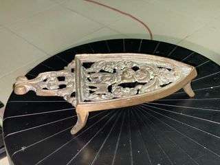 3 PLANCHAS Y 1 BASE DE PLANCHAS ANTIGUAS DE HIERRO