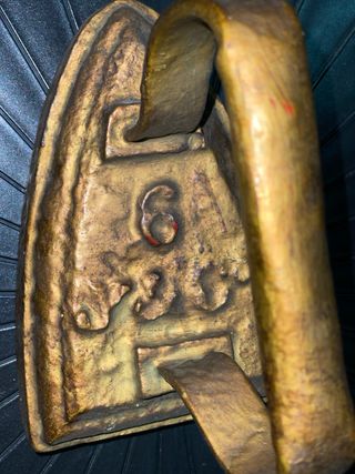 3 PLANCHAS Y 1 BASE DE PLANCHAS ANTIGUAS DE HIERRO