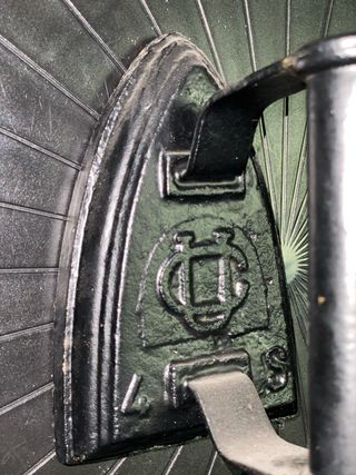 3 PLANCHAS Y 1 BASE DE PLANCHAS ANTIGUAS DE HIERRO