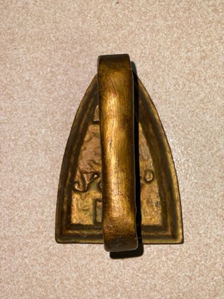 3 PLANCHAS Y 1 BASE DE PLANCHAS ANTIGUAS DE HIERRO